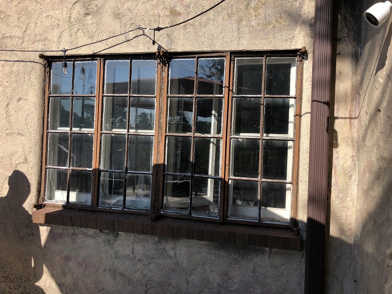 Rusty window in need for replacement